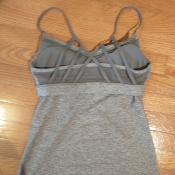 Gorgeous Lululemon Tank Top-Removable Pads-Strap Detailing-Size 6 - Picture 2 of 3